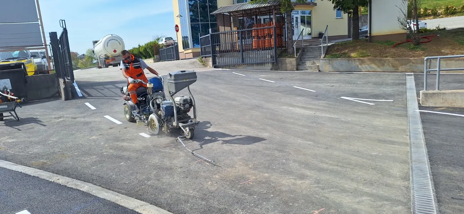 Obilježavanje parking prostora ispred poslovnog objekta