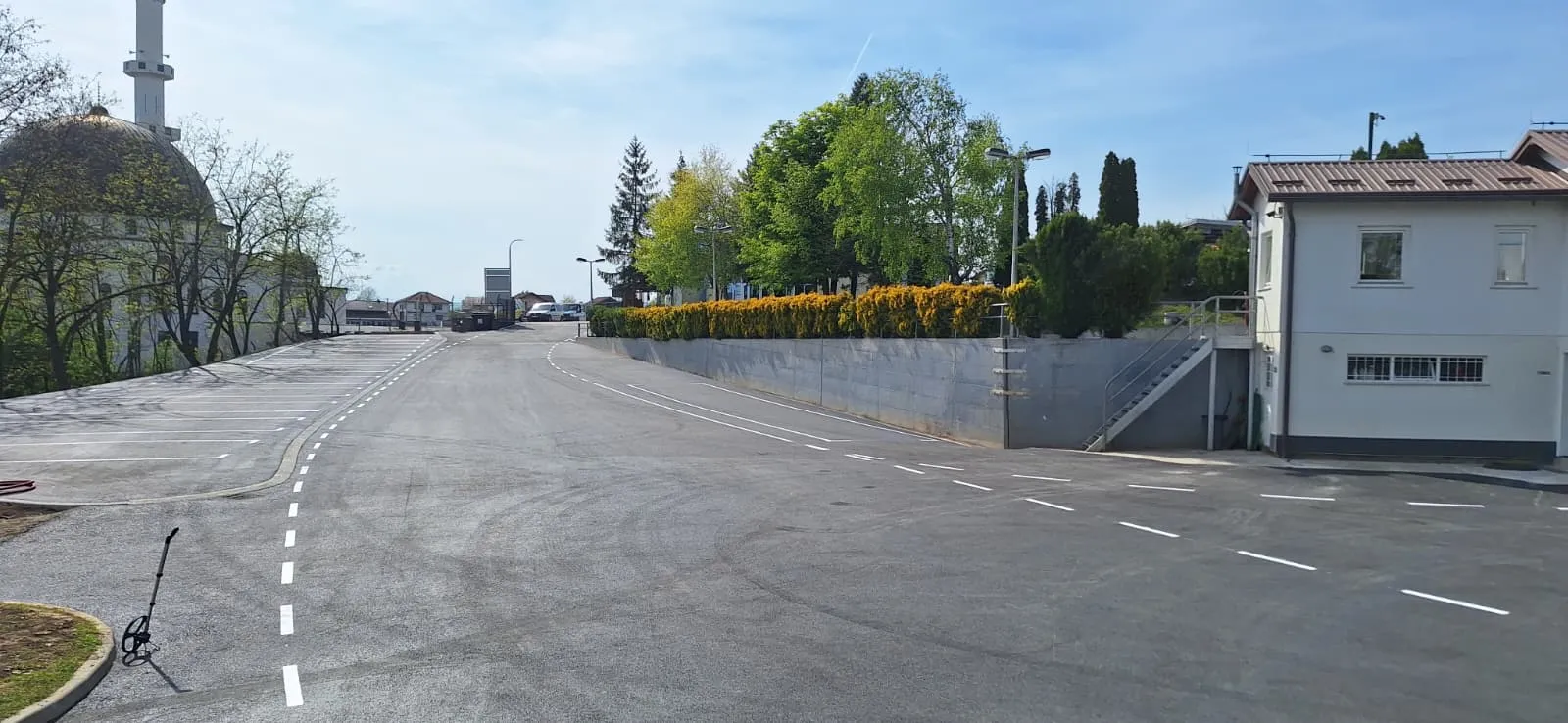 Gradska ulica sa nanesenom isprekidanom razdjelnom linijom