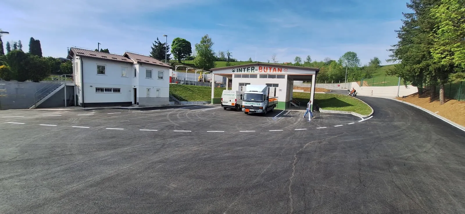 Obilježena saobraćajnica i prilaz uz poslovni objekat