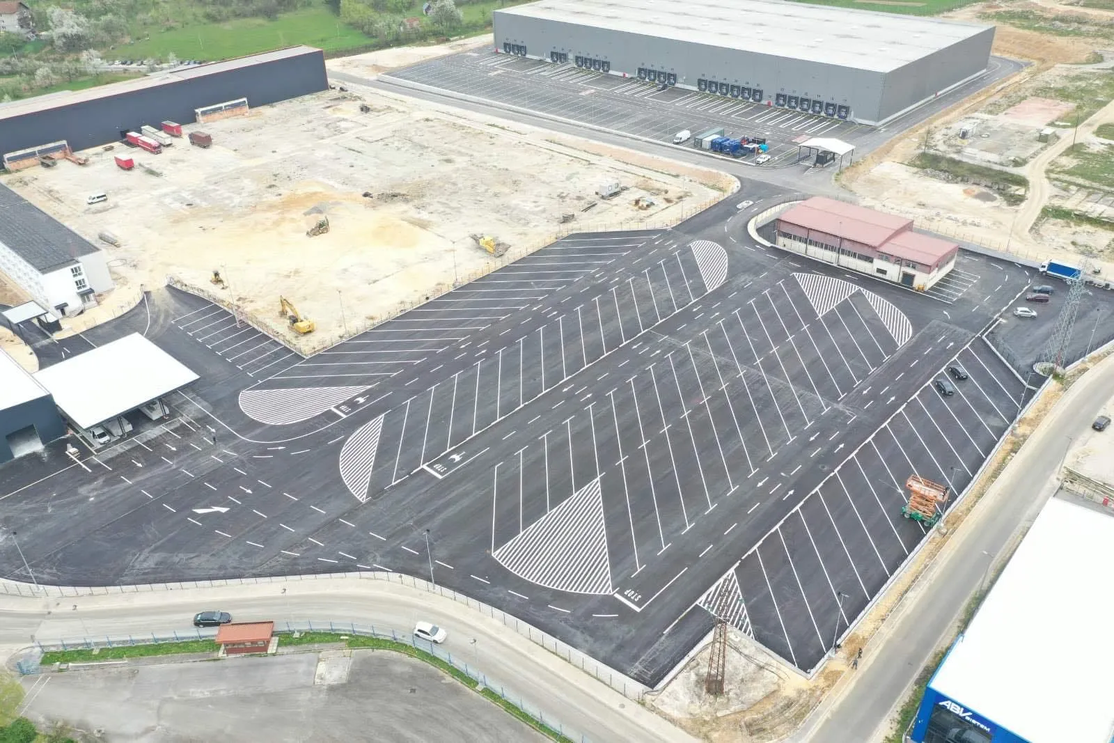 Zračni snimak obilježenog parkinga trgovačkog centra