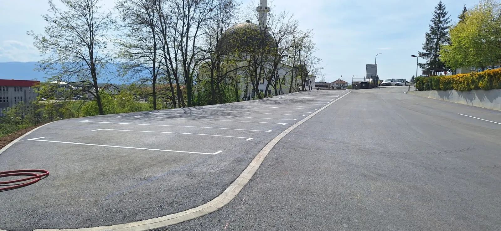 Novoizgrađena saobraćajnica sa nanesenim uzdužnim oznakama