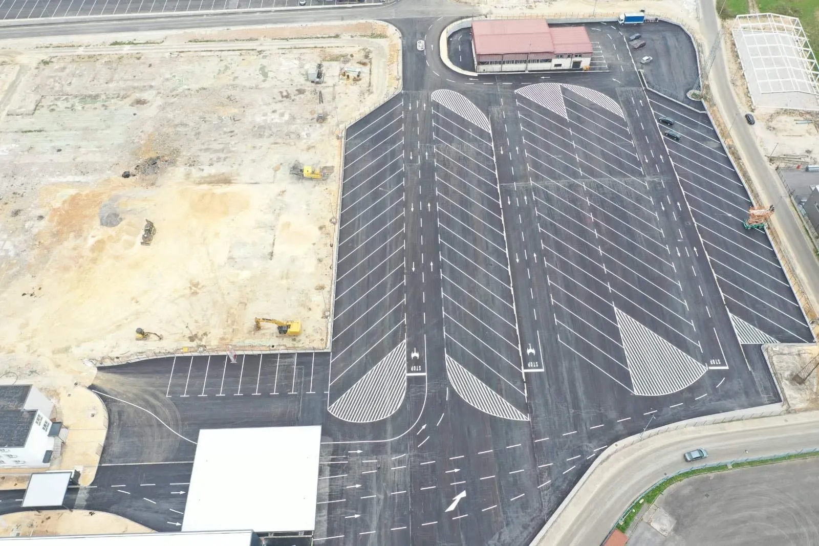Zračni snimak velikog parking prostora uz industrijski objekat