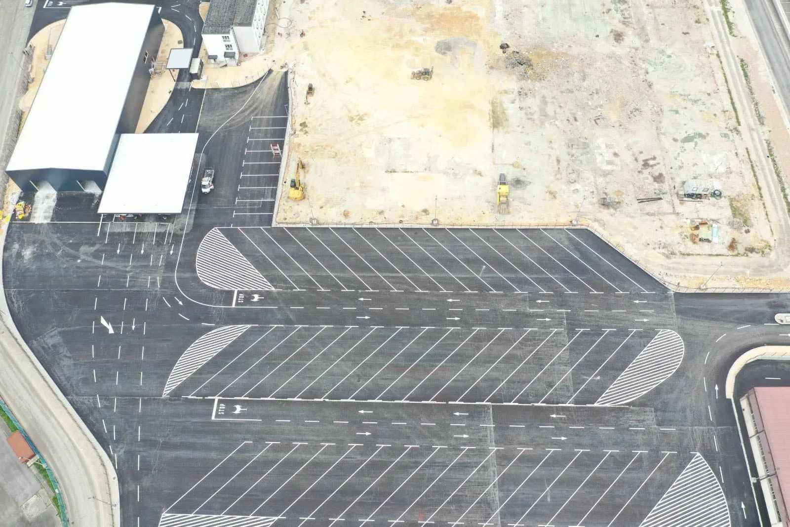 Zračni snimak parkinga sa pravilno raspoređenim parking mjestima