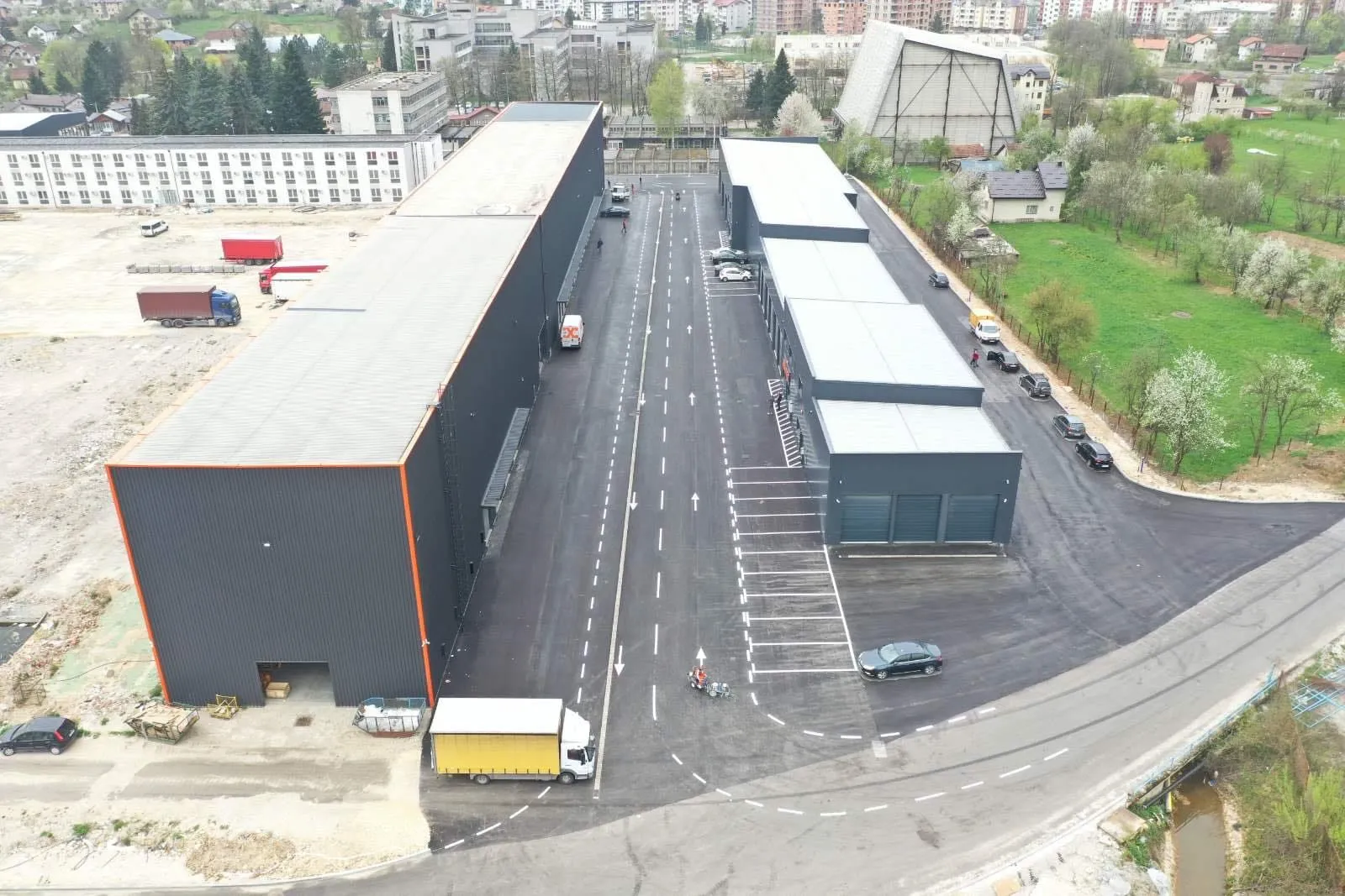 Industrijske zone — Fabrički krugovi, skladišta i logistički centri sa jasno definisanim tokovima kretanja.