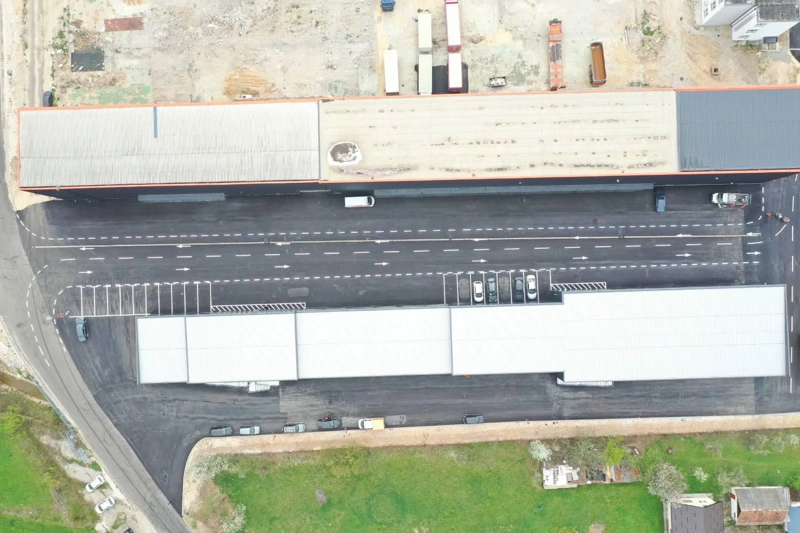 Zračni snimak obilježenog parkinga uz skladišni objekat
