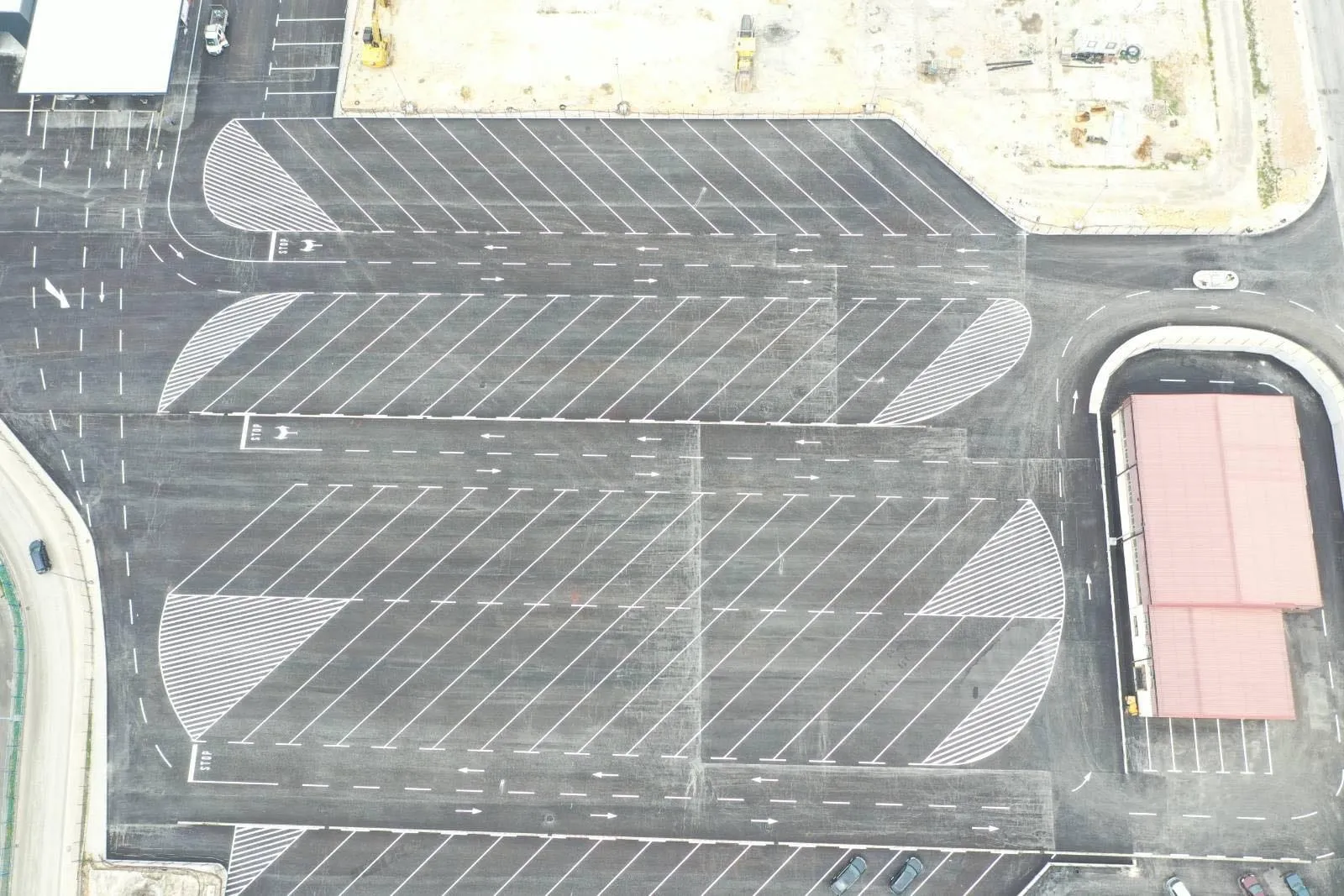 Zračni snimak parking prostora sa iscrtanim parkirnim poljima