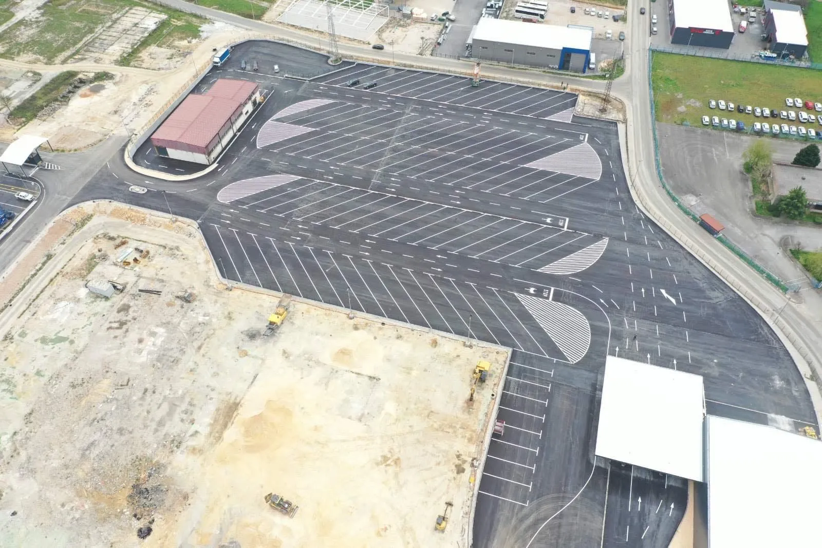 Zračni snimak parkinga u sklopu objekta u izgradnji