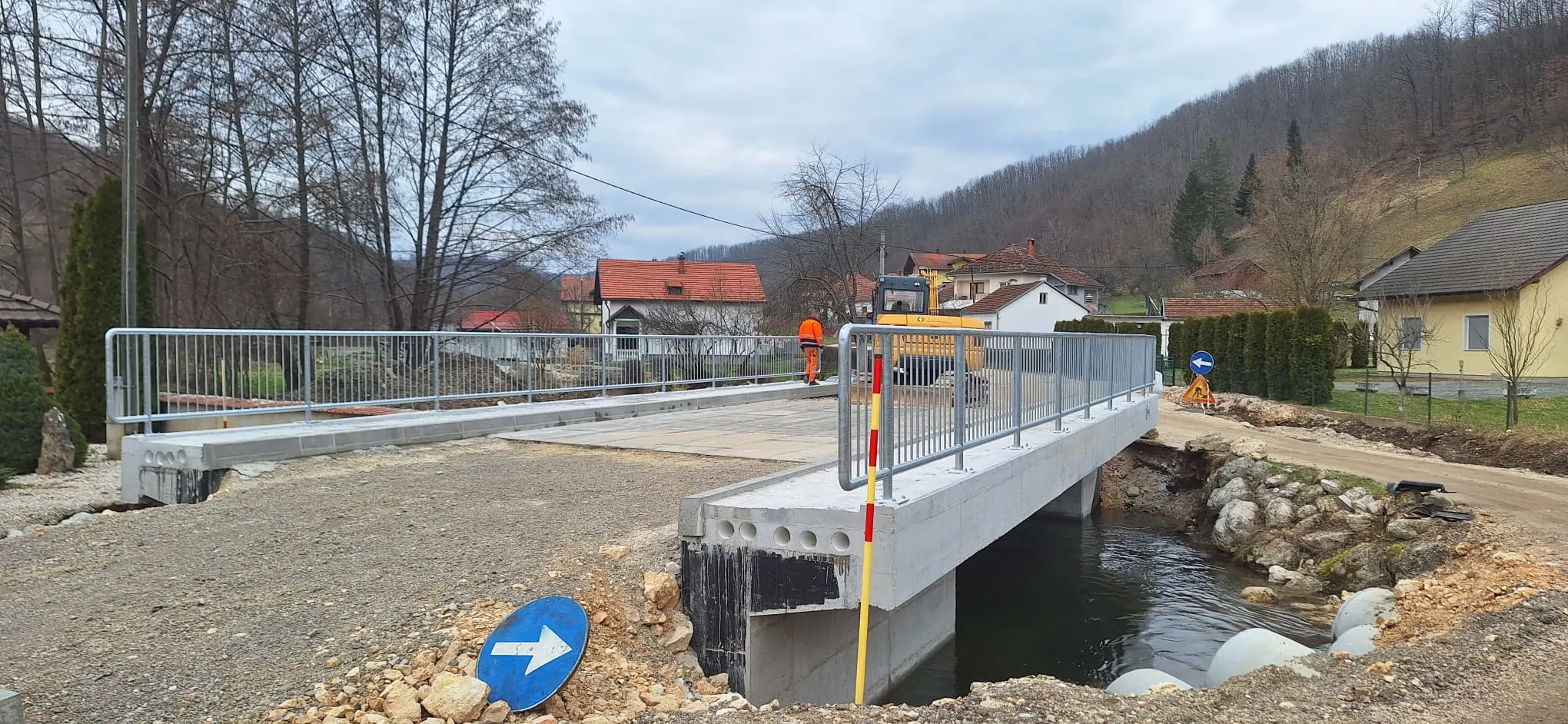 Prilazna saobraćajnica na mostu sa vertikalnom signalizacijom i zaštitnom ogradom