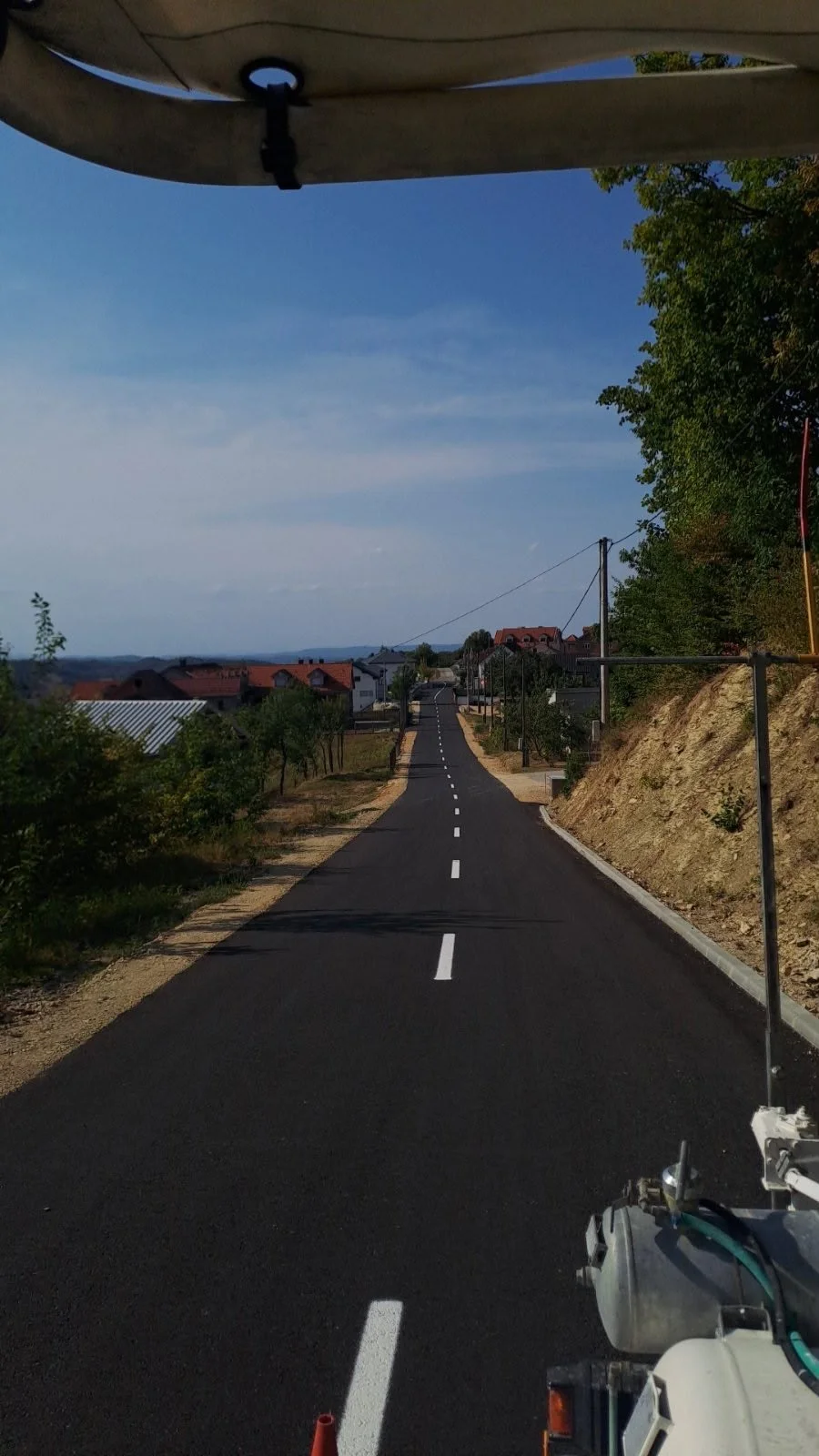 Pogled iz vozila na saobraćajnicu sa svježe nanesenom linijom