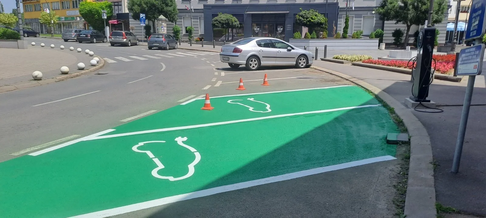 Zelena biciklistička traka sa simbolom bicikla u raskrsnici