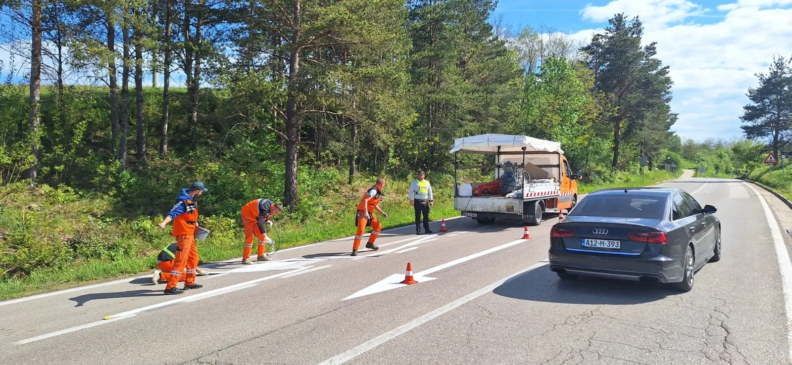 Javne saobraćajnice — Magistralni i regionalni putevi, gradske ulice i prateća putna infrastruktura.