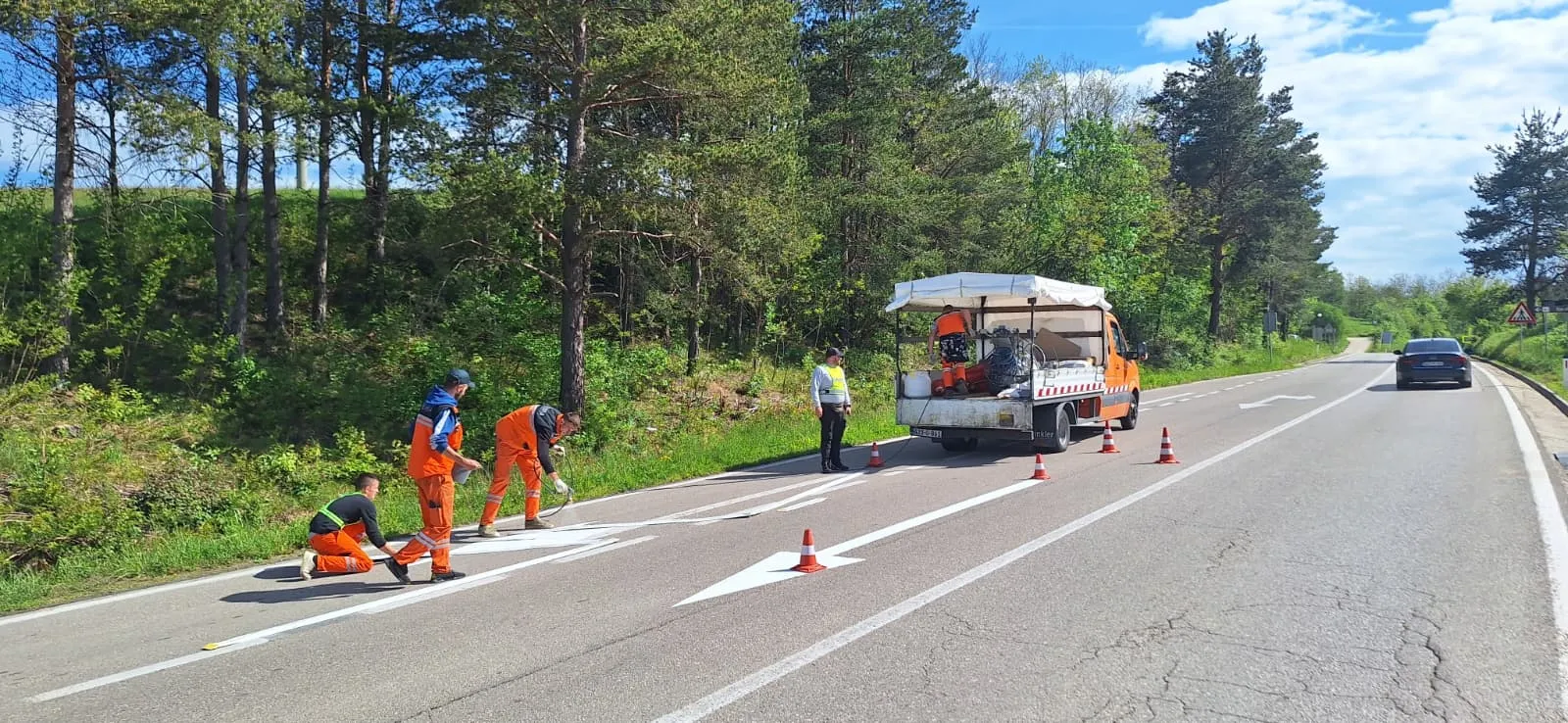 Ekipa obilježava regionalni put uz osiguranje saobraćaja čunjevima