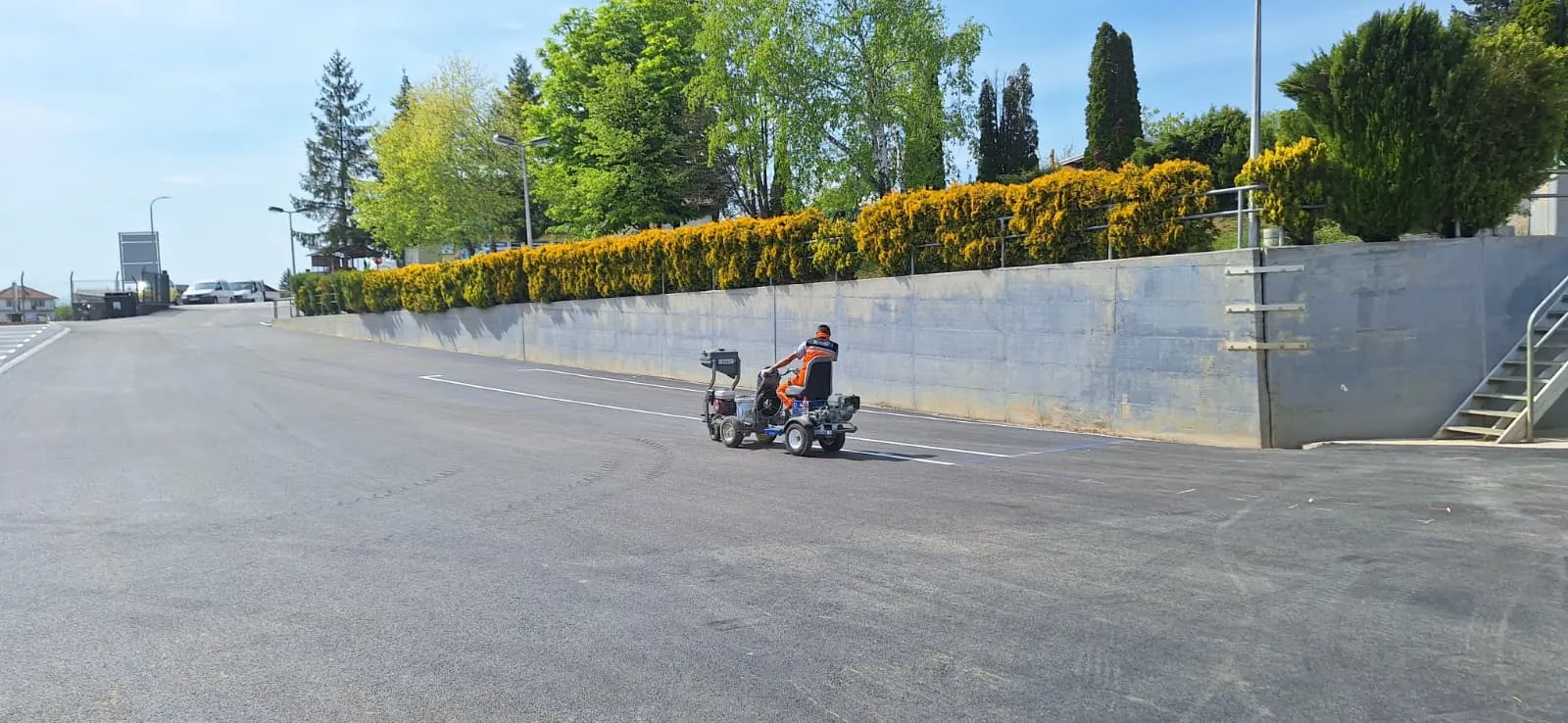 Mašinsko nanošenje rubne linije na saobraćajnici uz betonsku zaštitnu ogradu